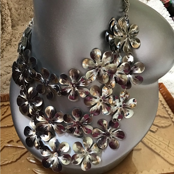Silvertone metal 3 strand flower necklace - Picture 1 of 3